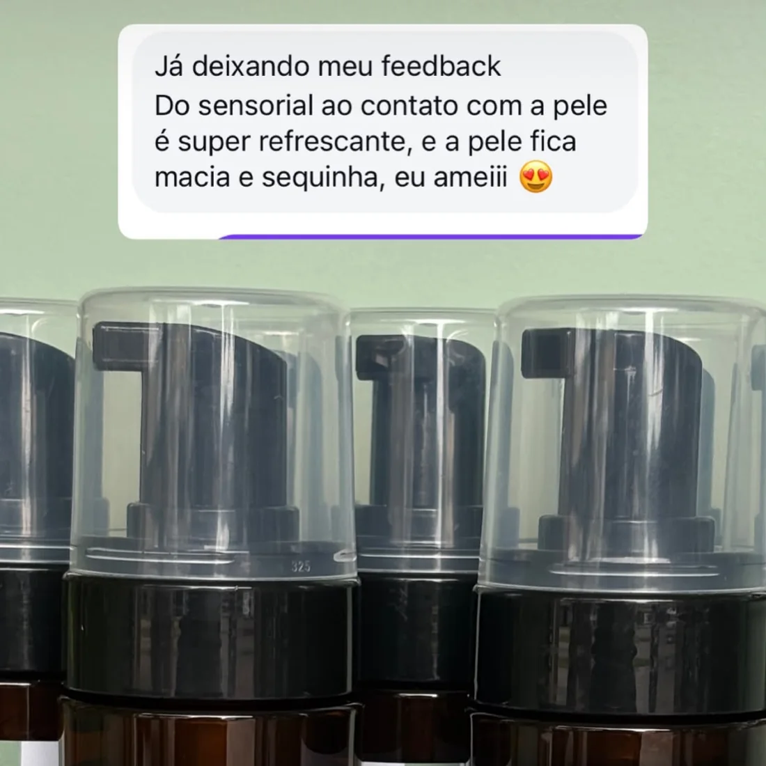 Mensagem sobre a Espuma de Limpeza de Babosa, sobre uma foto dos frascos: “Já deixando meu feedback. Do sensorial ao contato com a pele é super refrescante, e a pele fica macia e sequinha, eu ameiii”.