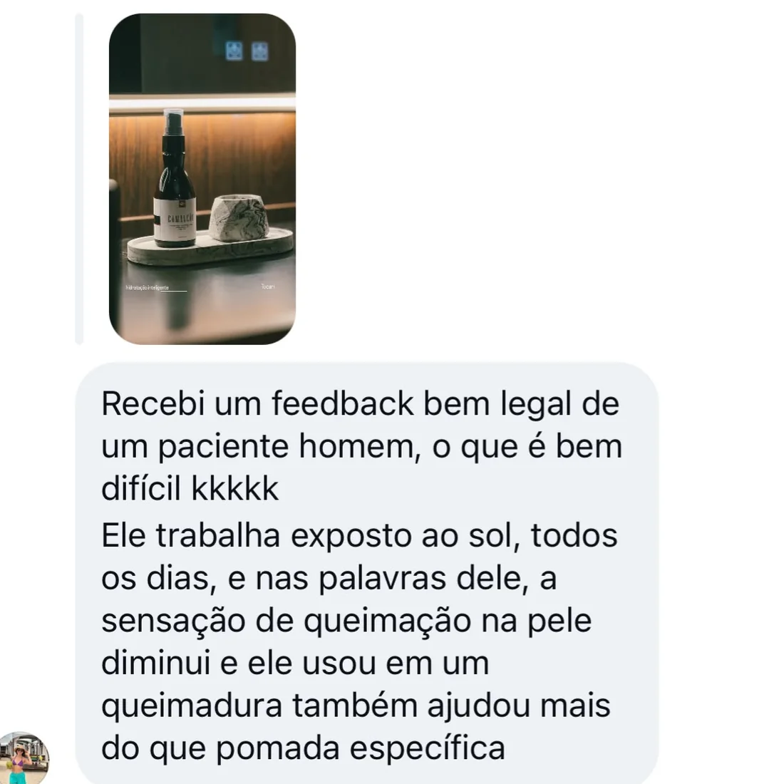 Mensagem no Direct sobre o Camaleão, com foto do frasco: “Recebi um feedback bem legal de um paciente homem... Ele trabalha exposto ao sol, todos os dias, e nas palavras dele, a sensação de queimação na pele diminui e ele usou em um queimadura também ajudou mais do que pomada específica”.